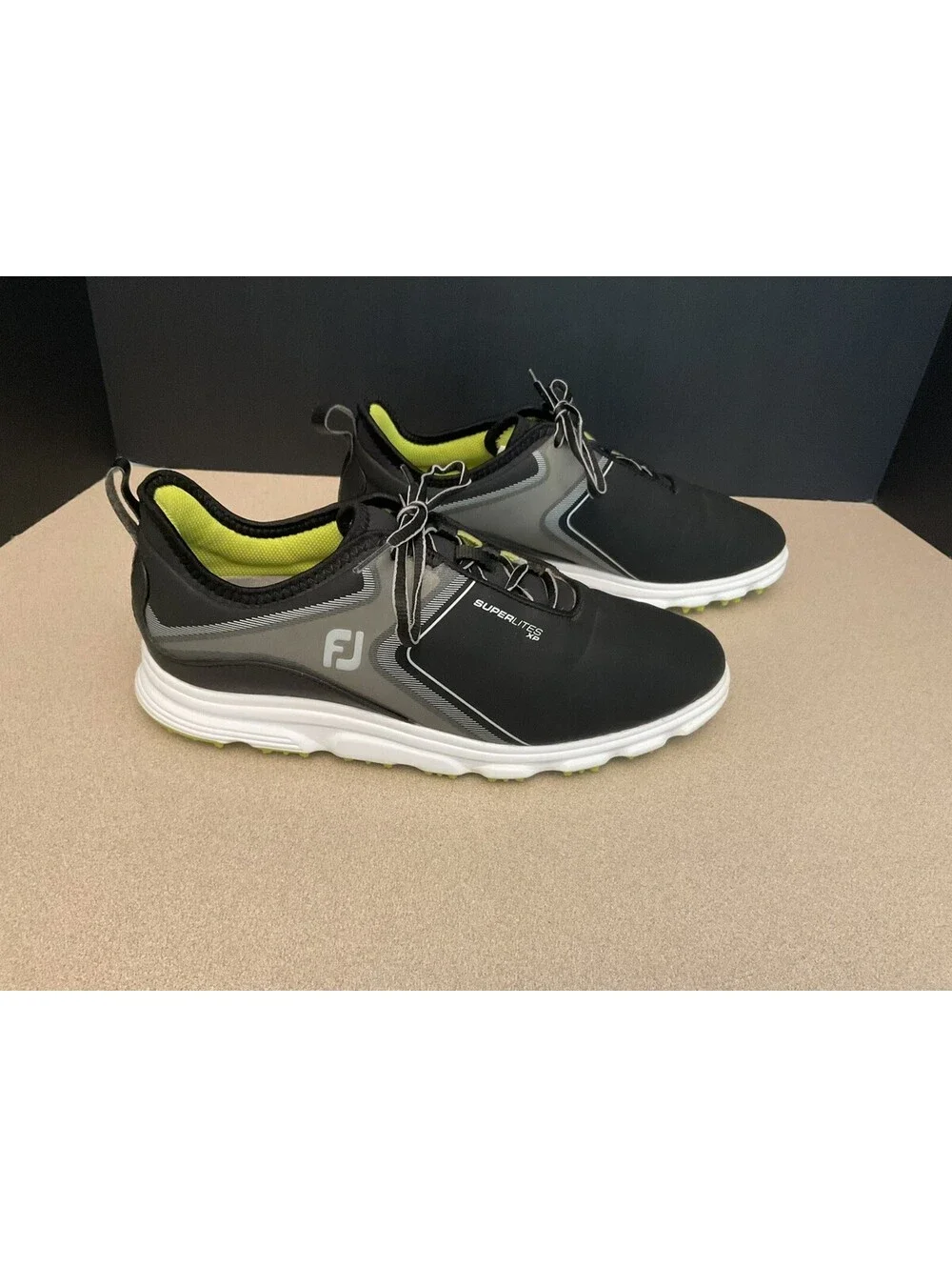 Mens FootJoy SuperLites XP Spikeless Golf Shoes. Size 9 Wide. Great Condition!!!